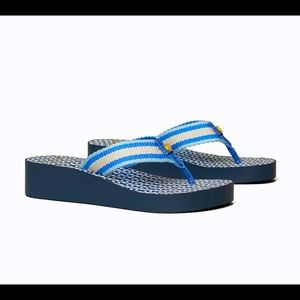 NWT Tory Burch Gemini Link Wedge Flip Flops - Size 7 US - color Bondi Blue